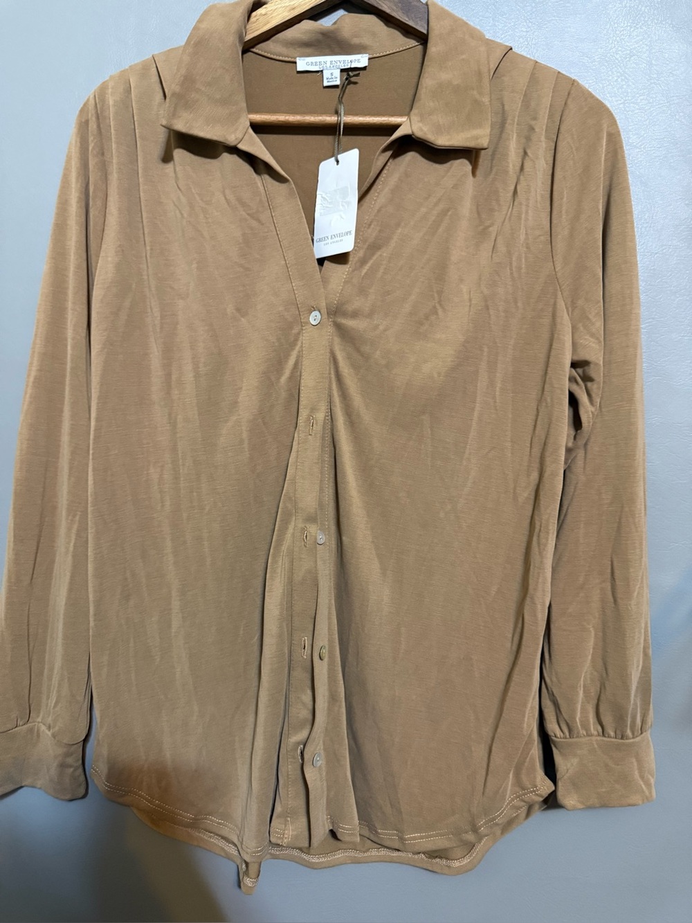 Green Envelope Women's Tan Button-Front Blouse, Sz. S
